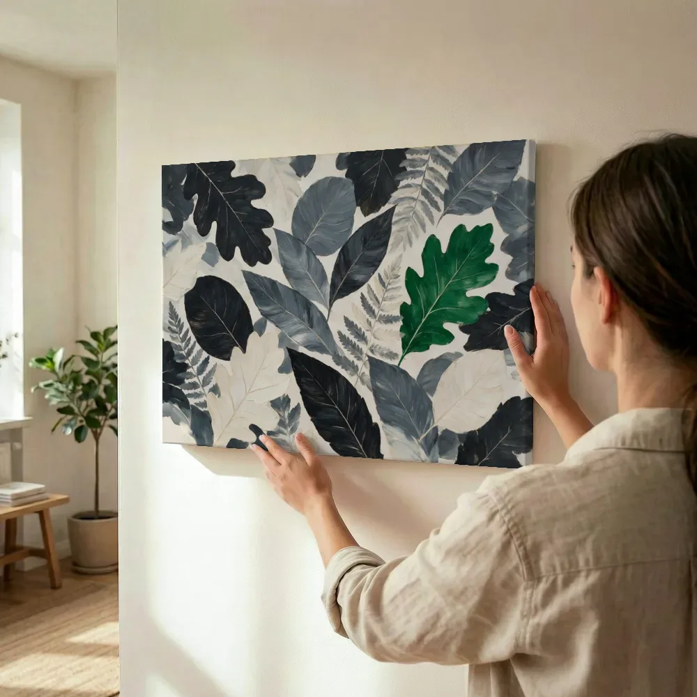 Sfeerimpressie: Gemengd bladpatroon Textured Minimalism in houtskoolgrijs terwijl het wordt opgehangen