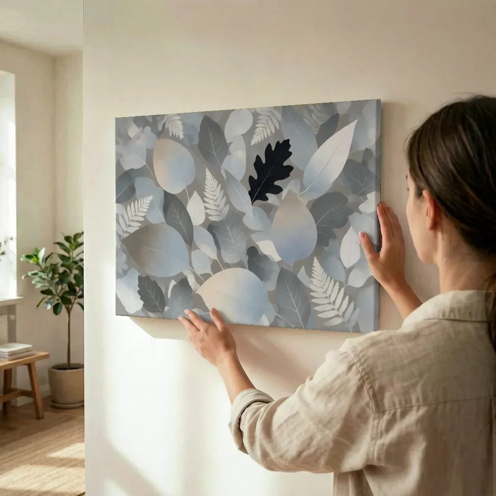 Sfeerimpressie: Gemengd bladpatroon Textured Minimalism in steengrijs 2 terwijl het wordt opgehangen
