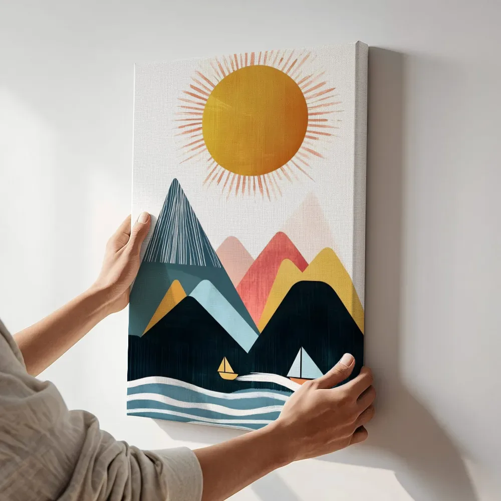 Sfeerimpressie: Geometrisch berglandschap met zon en zeilboten terwijl het aan de muur wordt gehangen