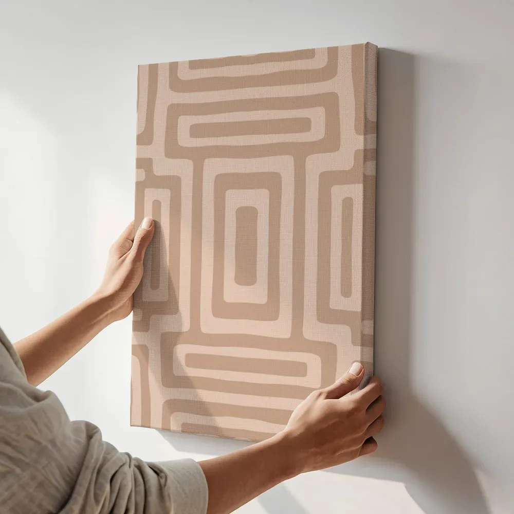 Sfeerimpressie: Geometrisch labyrint in terracotta terwijl het aan de muur wordt gehangen