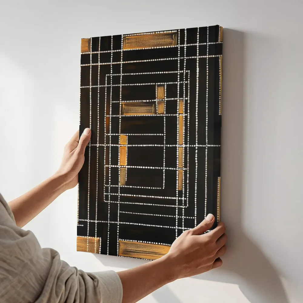 Sfeerimpressie: Geometrisch rasterpatroon in goud en zwart terwijl het aan de muur wordt gehangen