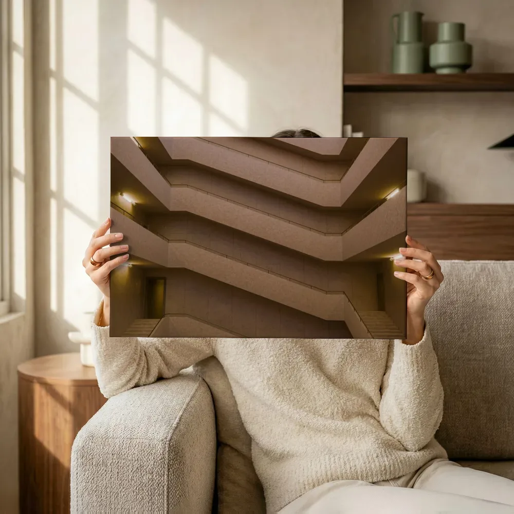 Sfeerimpressie: Geometrisch trappenhuis in warm licht terwijl het omhoog wordt gehouden