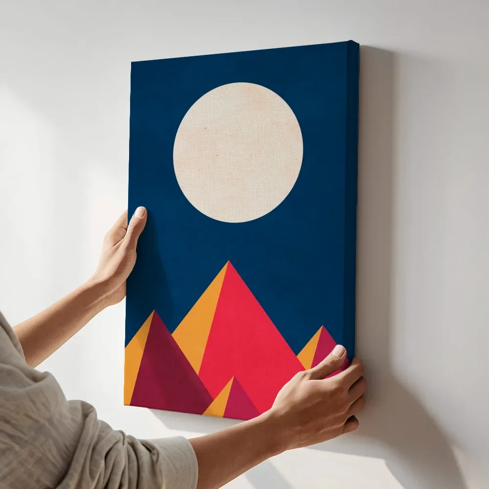 Sfeerimpressie: Geometrische bergpieken met maan terwijl het aan de muur wordt gehangen