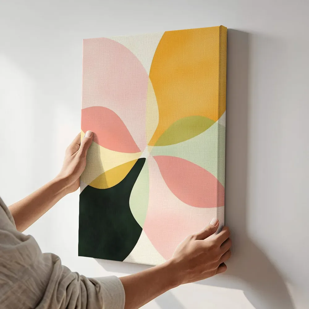 Sfeerimpressie: Geometrische bloem in roze en mint terwijl het aan de muur wordt gehangen