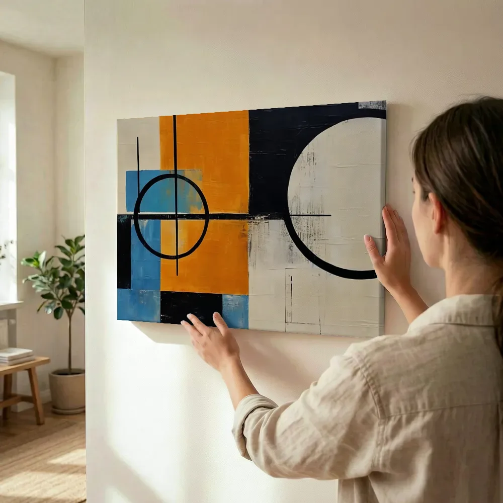 Sfeerimpressie: Geometrische blokken en cirkels in oranje en blauw terwijl het omhoog wordt gehouden