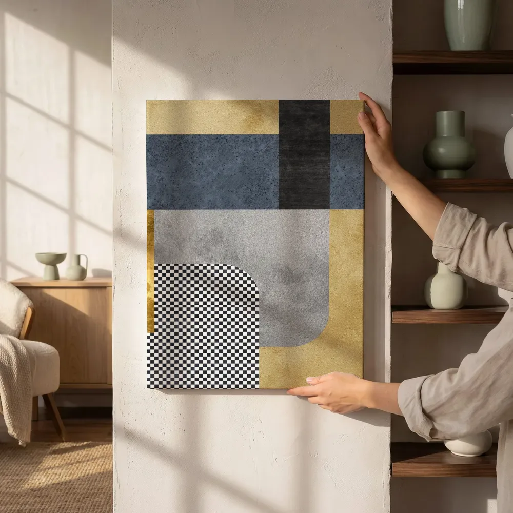Sfeerimpressie: Geometrische blokken in goud en marineblauw naast de kast
