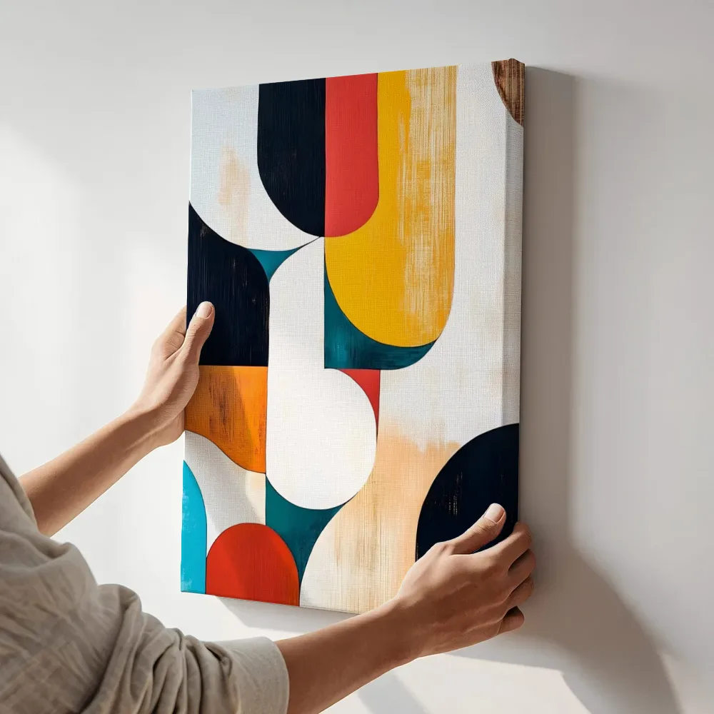 Sfeerimpressie: Geometrische bogen in rood en geel terwijl het aan de muur wordt gehangen