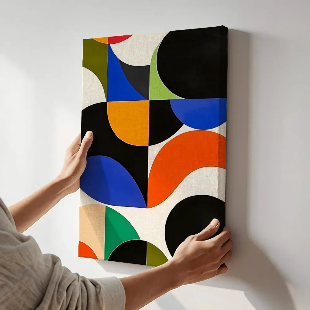 Sfeerimpressie: Geometrische cirkels in blauw en oranje naast de kast