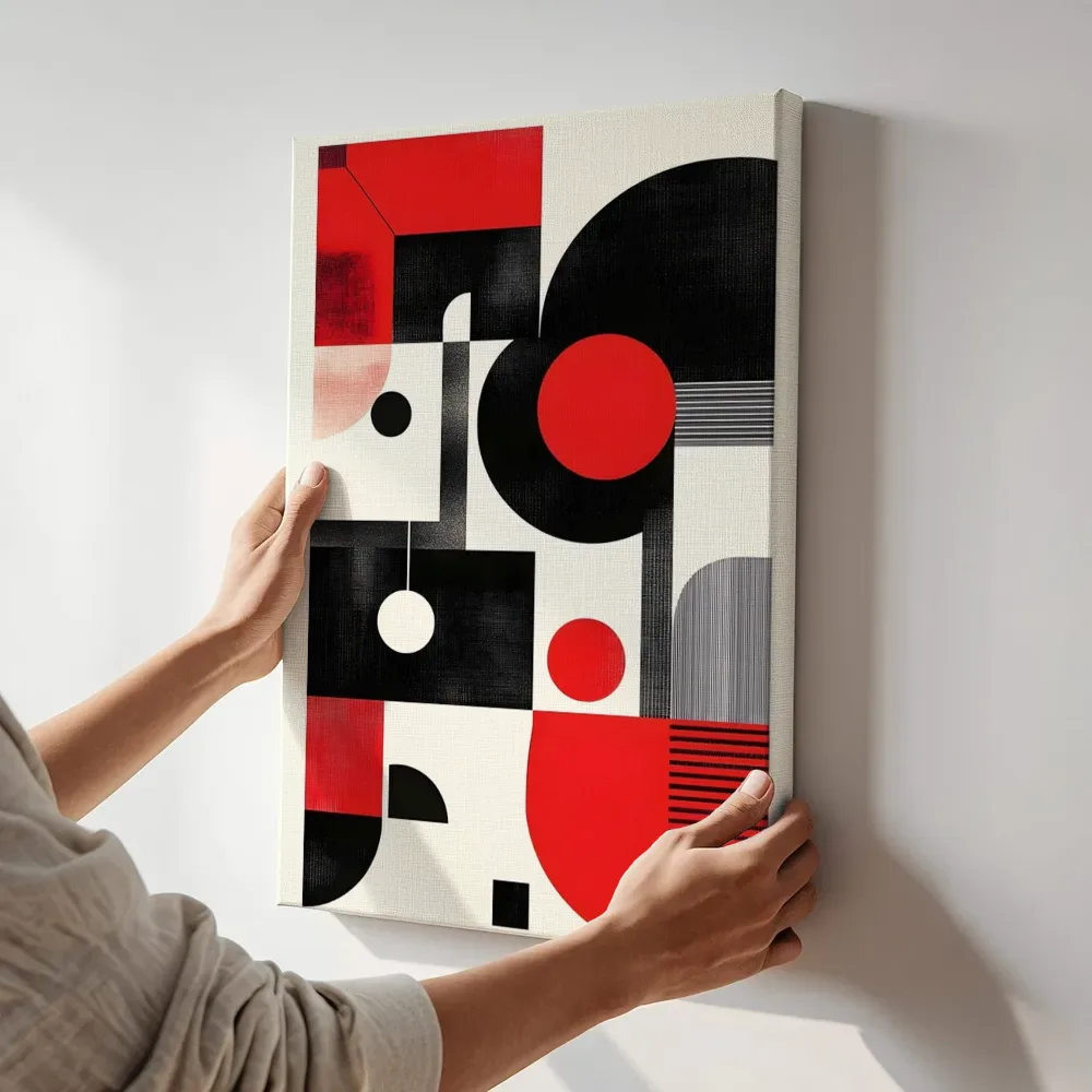 Sfeerimpressie: Geometrische cirkels en strepen in rood en zwart terwijl het aan de muur wordt gehangen