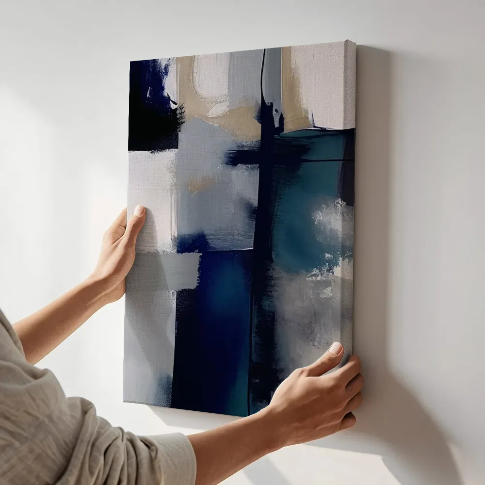 Sfeerimpressie: Geometrische compositie in marineblauw en zand terwijl het aan de muur wordt gehangen
