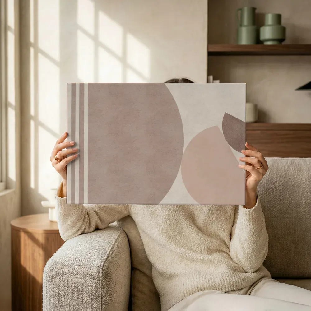 Sfeerimpressie: Geometrische compositie met strepen en cirkels terwijl het omhoog wordt gehouden