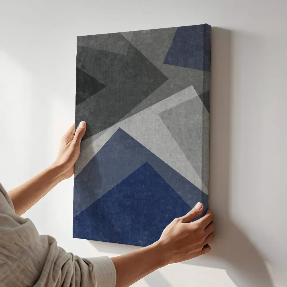 Sfeerimpressie: Geometrische driehoeken in bergpatroon terwijl het aan de muur wordt gehangen