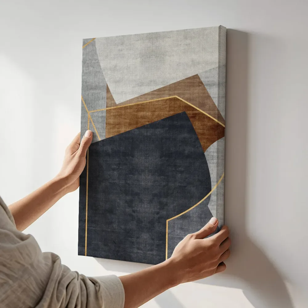 Sfeerimpressie: Geometrische driehoeken in grijs en marineblauw terwijl het aan de muur wordt gehangen
