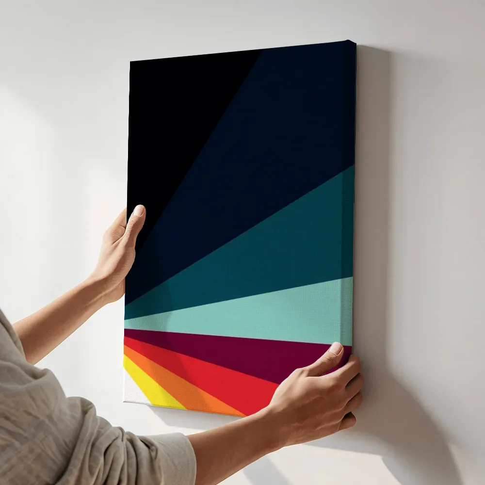 Sfeerimpressie: Geometrische kleurstralen terwijl het aan de muur wordt gehangen