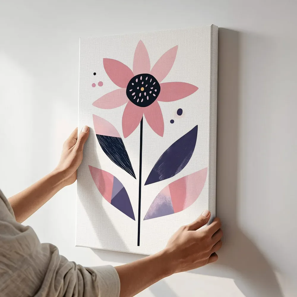Sfeerimpressie: Geometrische roze bloem terwijl het aan de muur wordt gehangen