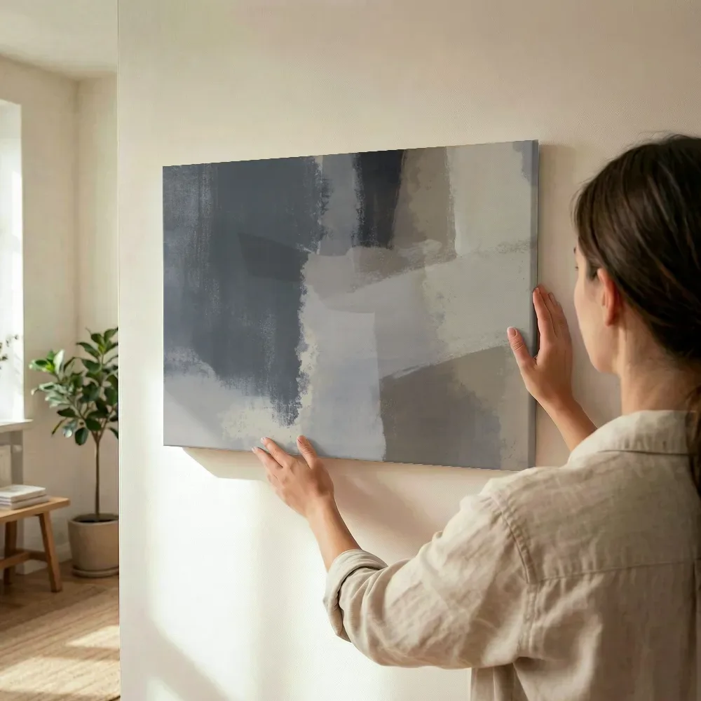 Sfeerimpressie: Geometrische vlakken in antraciet en beige terwijl het wordt opgehangen