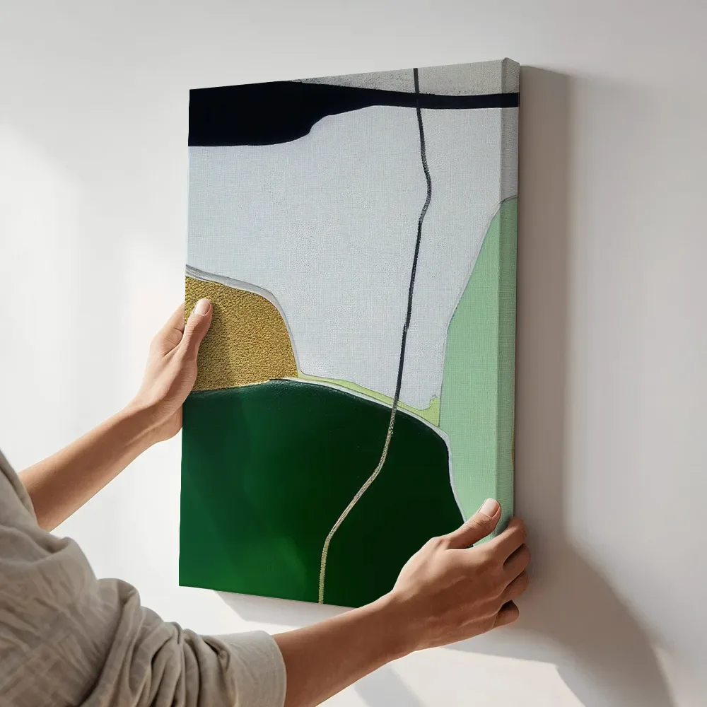 Sfeerimpressie: Geometrische vlakken in groen en goud terwijl het aan de muur wordt gehangen