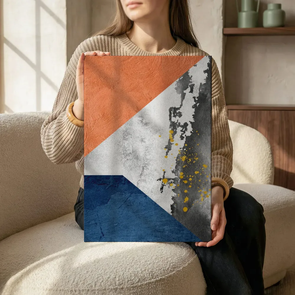 Sfeerimpressie: Geometrische vlakken in oranje en marineblauw terwijl het zittend wordt getoond