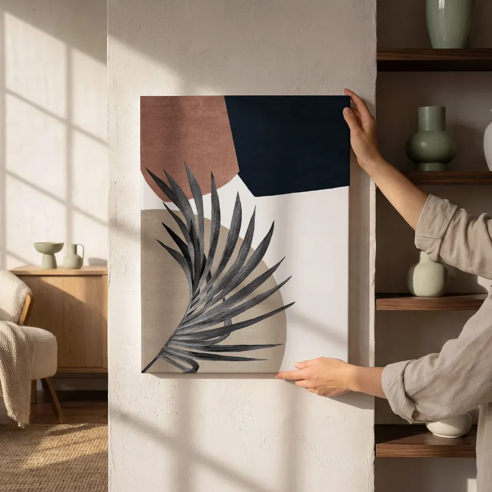 Sfeerimpressie: Geometrische vlakken met palmblad silhouet naast de kast