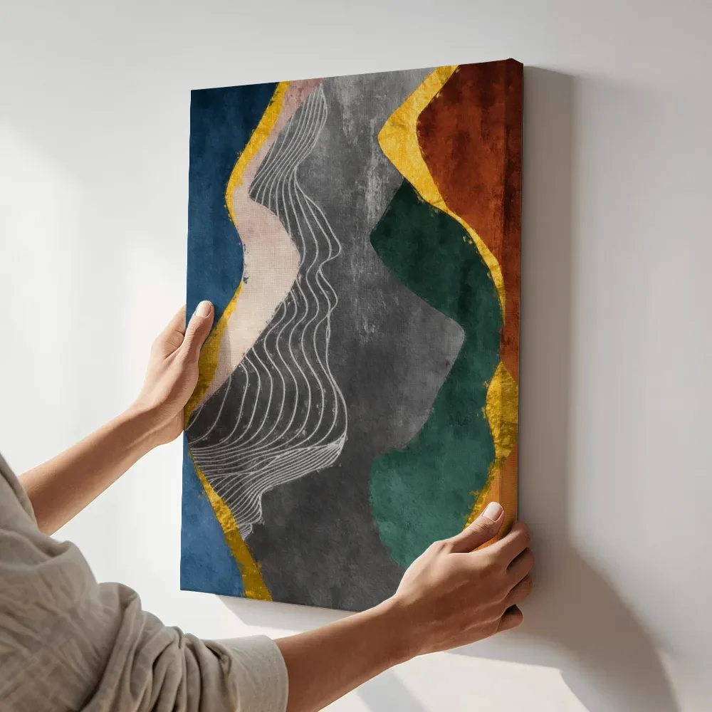 Sfeerimpressie: Geometrische vlammen in marineblauw en terracotta terwijl het aan de muur wordt gehangen
