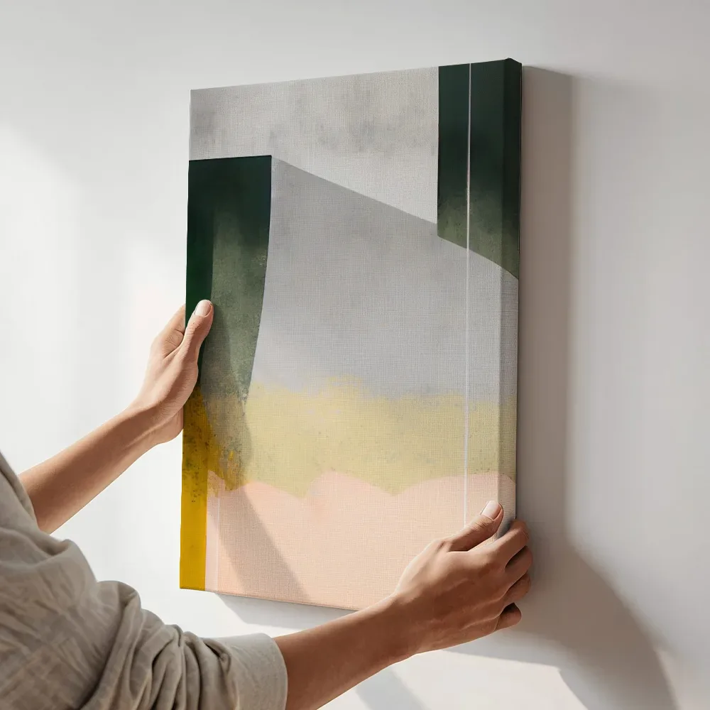 Sfeerimpressie: Geometrische vormen in groen en geel terwijl het aan de muur wordt gehangen