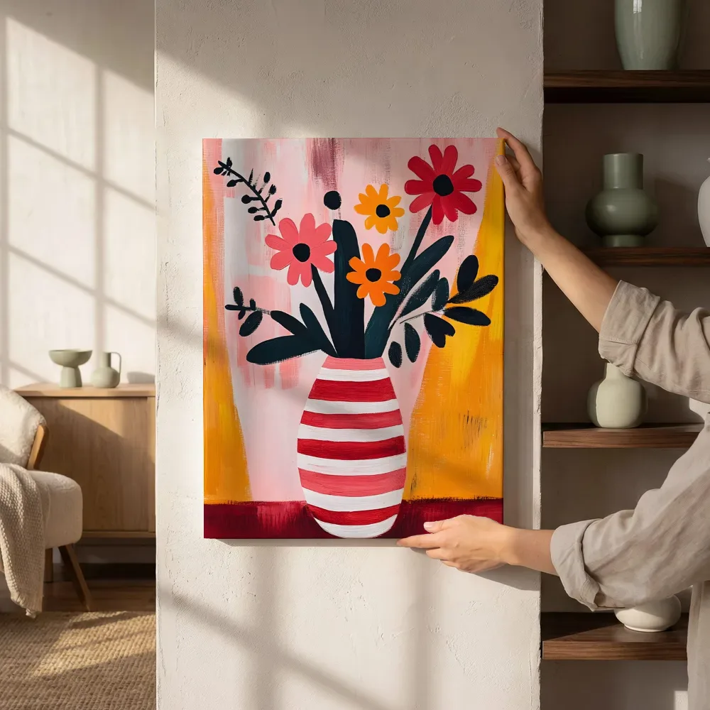 Sfeerimpressie: Gerbera boeket in gestreepte vaas naast de kast