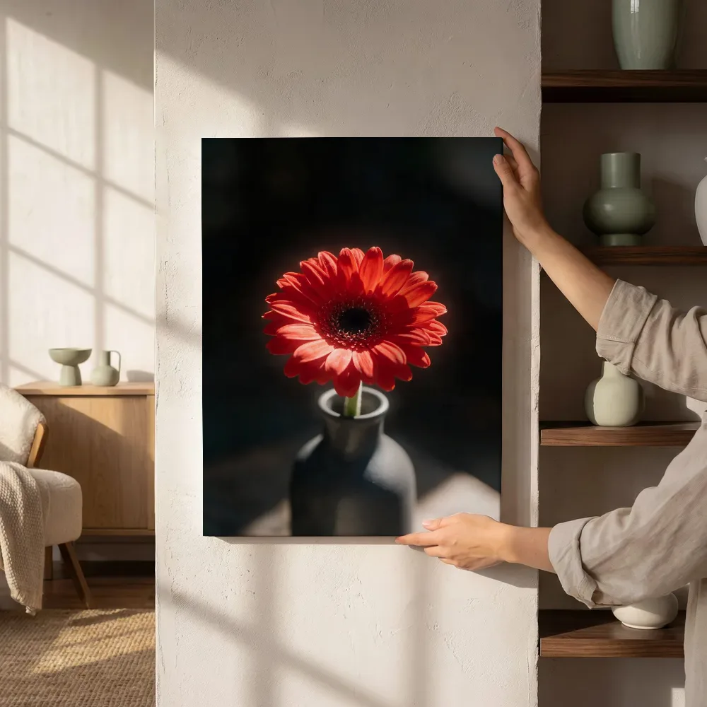 Sfeerimpressie: Gerbera in volle zon naast de kast
