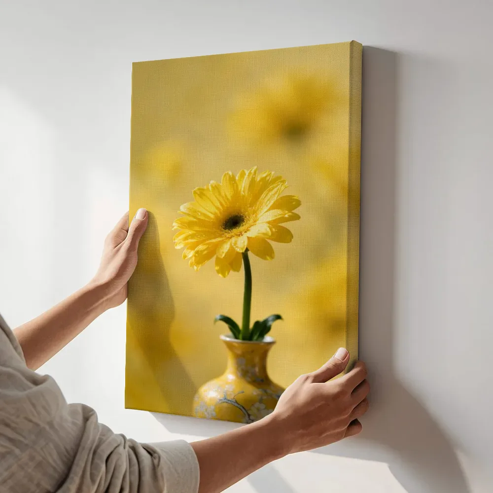 Sfeerimpressie: Gerbera in volle zon, zonnegeel terwijl het aan de muur wordt gehangen