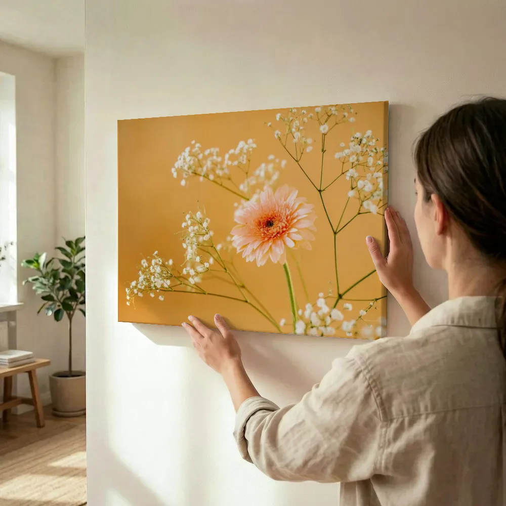 Sfeerimpressie: Gerbera omringd door gipskruid terwijl het wordt opgehangen