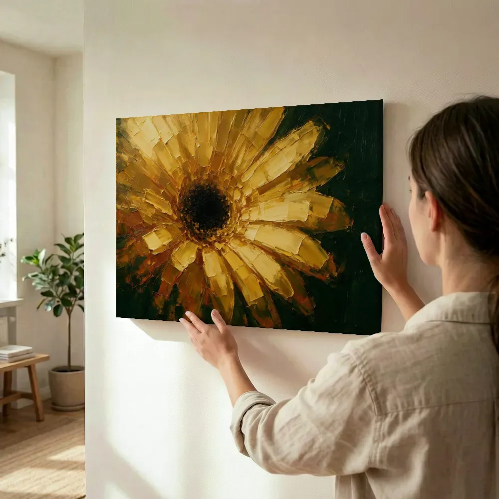 Sfeerimpressie: Gerbera van dichtbij in goudoker terwijl het wordt opgehangen
