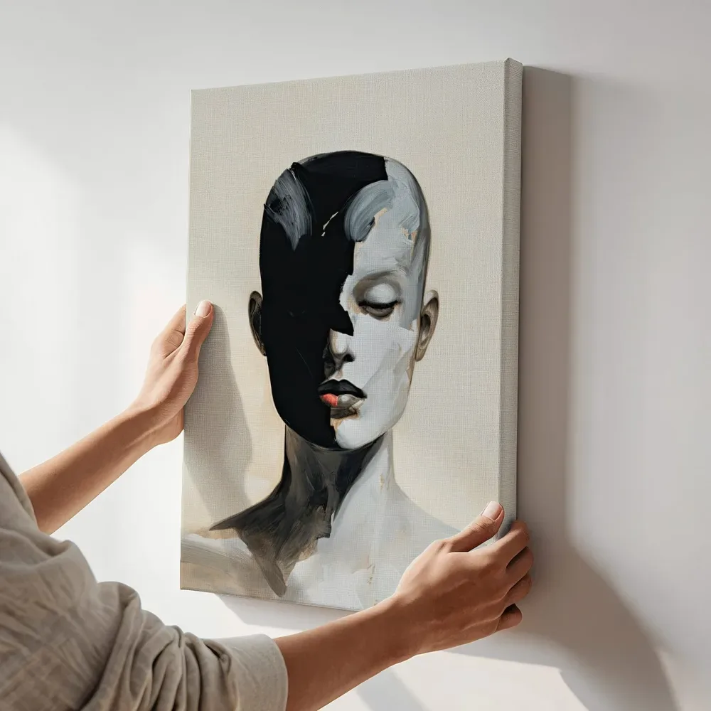 Sfeerimpressie: Gespleten portret in zwart-wit terwijl het aan de muur wordt gehangen
