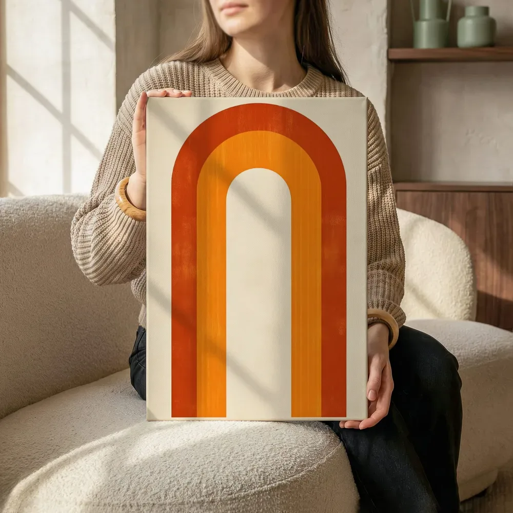 Sfeerimpressie: Gestapelde bogen in oranje en terracotta terwijl het zittend wordt getoond