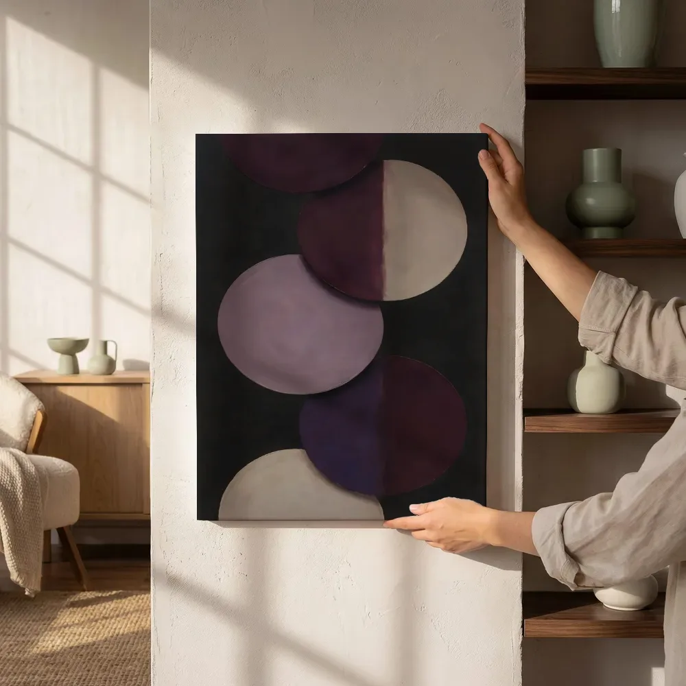 Sfeerimpressie: Gestapelde cirkels Geometric Earth in aubergine 2 naast de kast