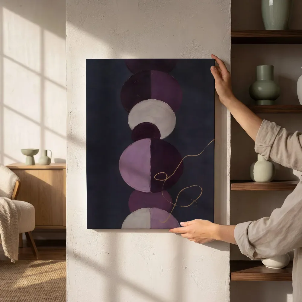 Sfeerimpressie: Gestapelde cirkels Geometric Earth in aubergine 3 naast de kast