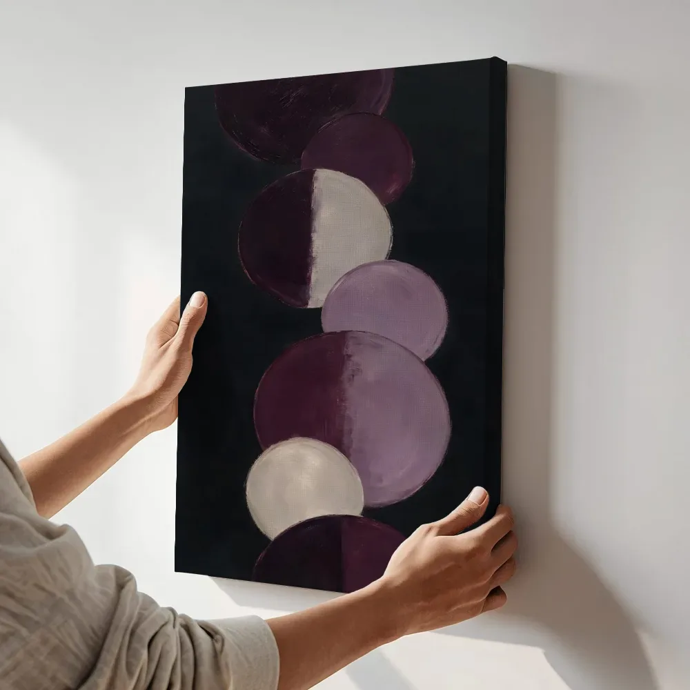 Sfeerimpressie: Gestapelde cirkels Geometric Earth in aubergine terwijl het aan de muur wordt gehangen