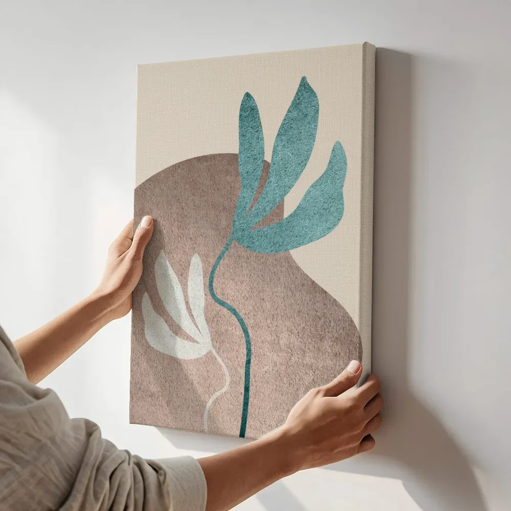 Sfeerimpressie: Gestileerde bloem in teal en taupe terwijl het aan de muur wordt gehangen