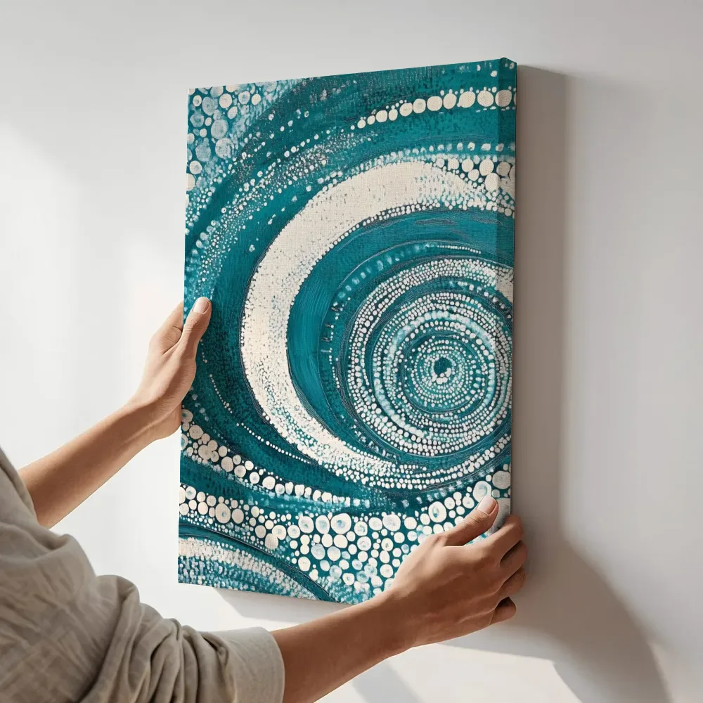 Sfeerimpressie: Gestippelde spiraal in turquoise terwijl het aan de muur wordt gehangen