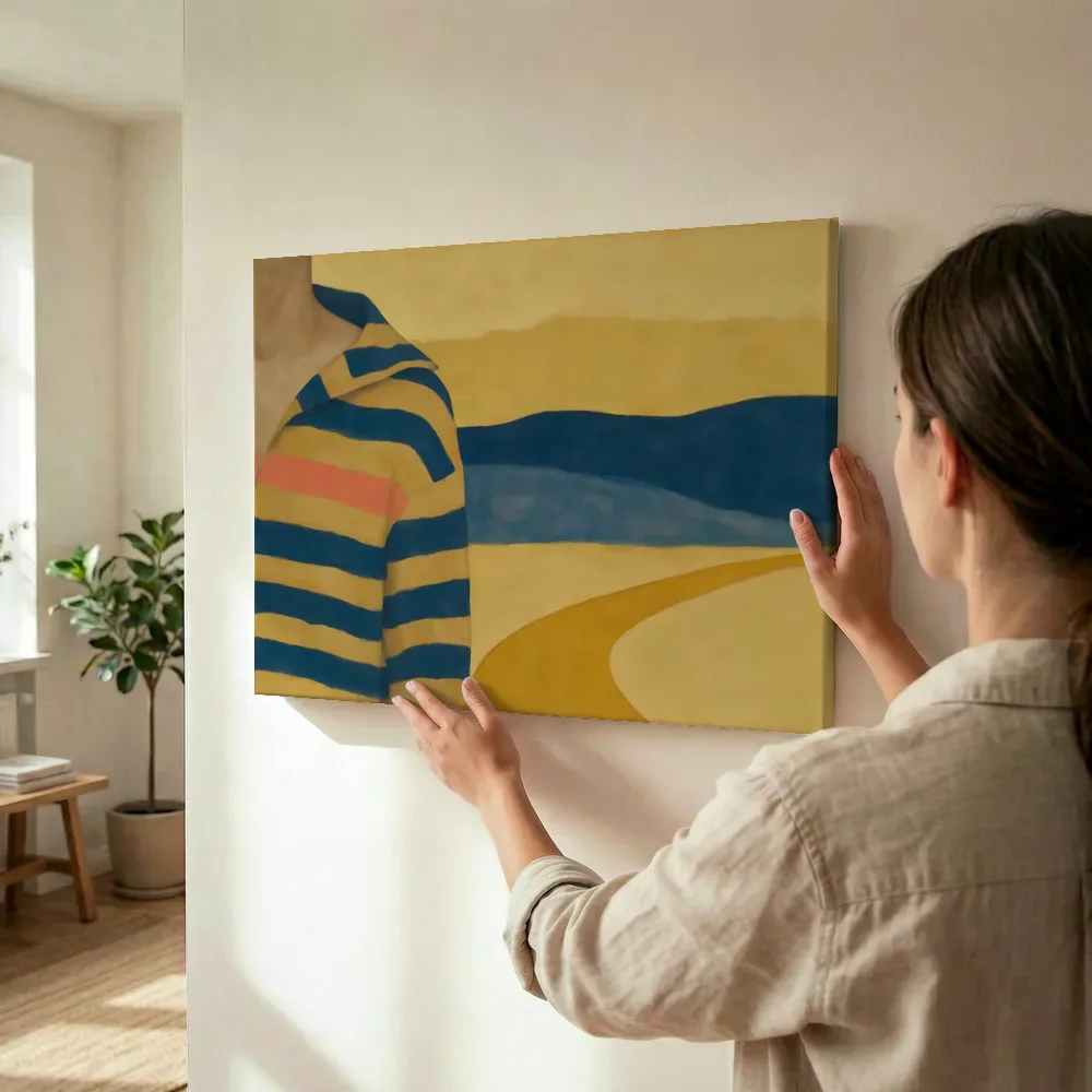 Sfeerimpressie: Gestreepte trui bij de kust in kobalt en oker terwijl het wordt opgehangen
