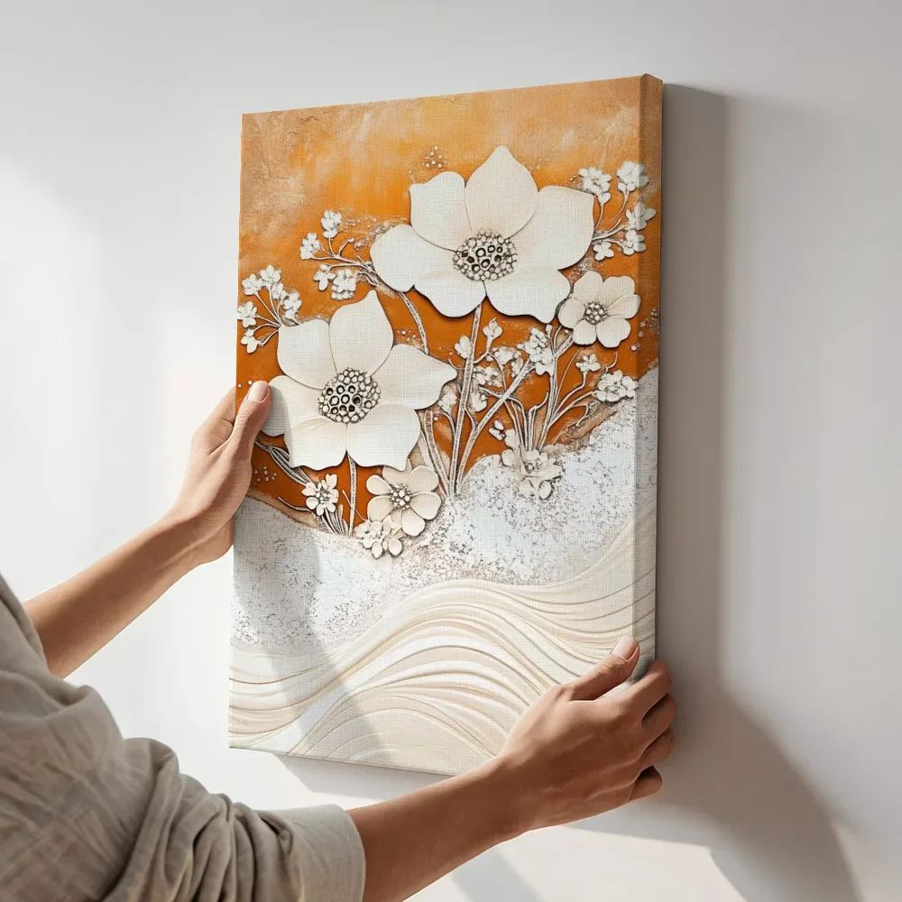 Sfeerimpressie: Getextureerde witte bloemen terwijl het aan de muur wordt gehangen