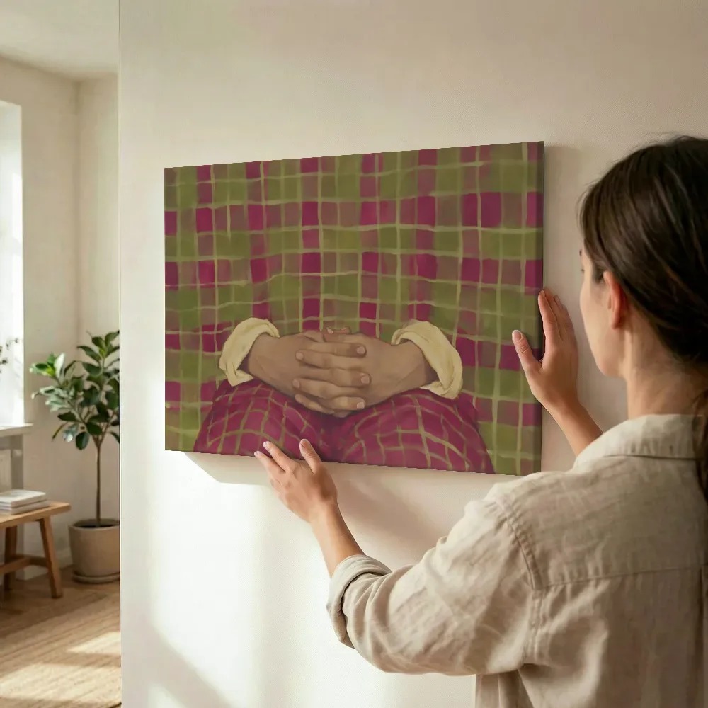 Sfeerimpressie: Gevouwen handen in magenta en olijfgroen terwijl het wordt opgehangen