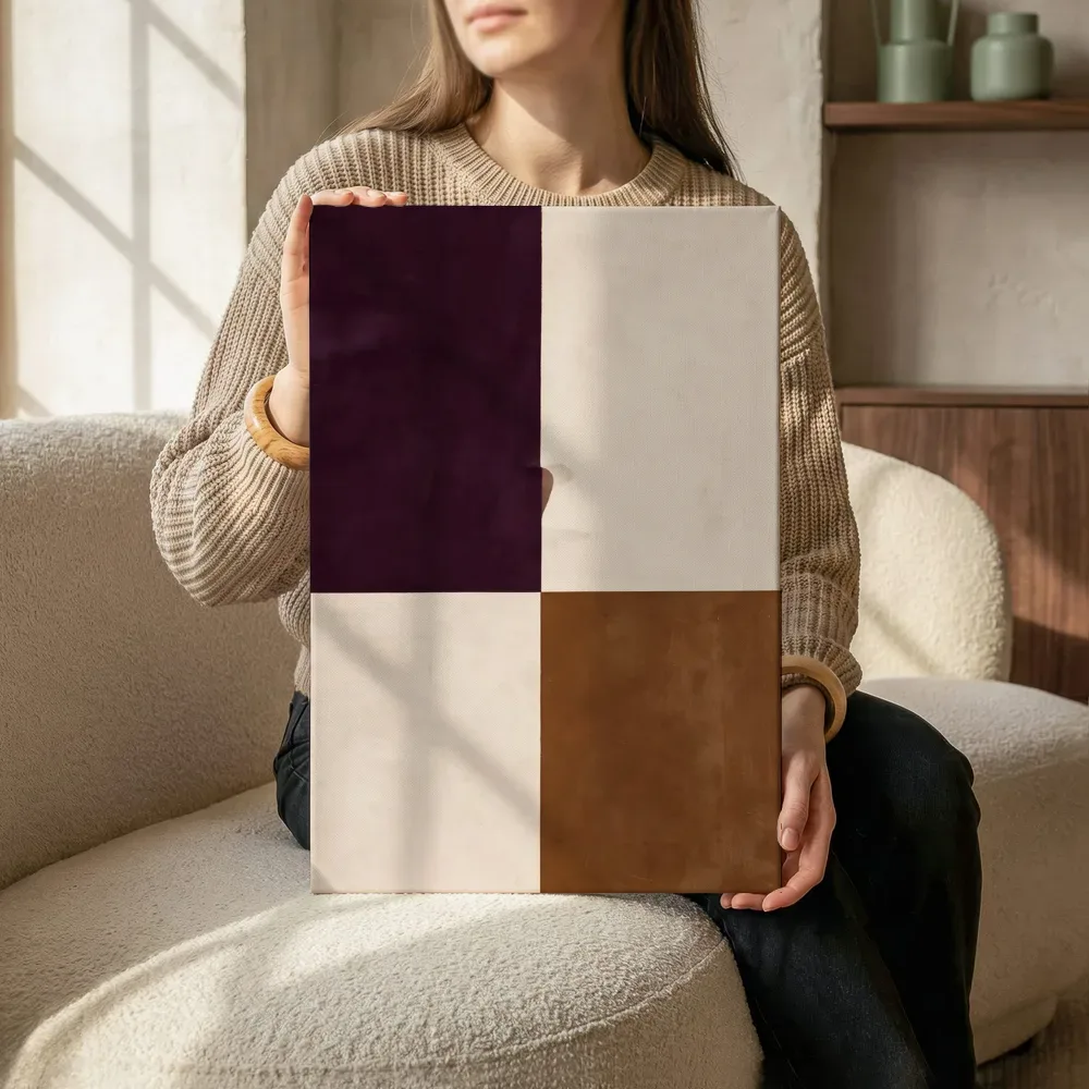 Sfeerimpressie: Gezicht in twee helften in aubergine 2 terwijl het zittend wordt getoond