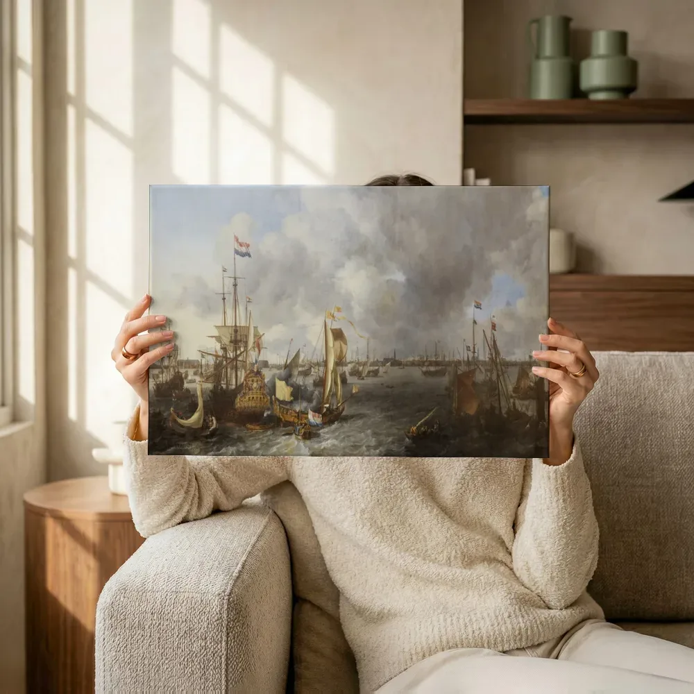 Sfeerimpressie: Gezicht op Amsterdam met schepen op het IJ van Ludolf Bakhuizen terwijl het omhoog wordt gehouden