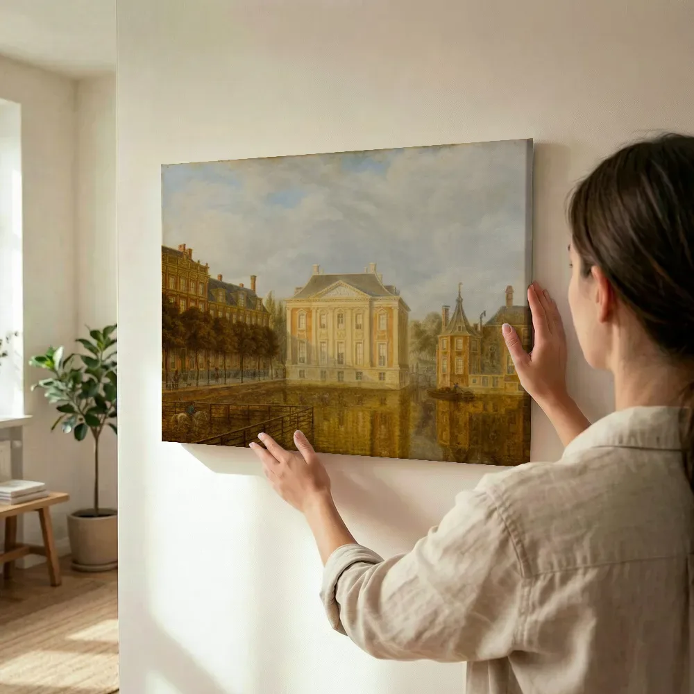 Sfeerimpressie: Gezicht op het Mauritshuis van Augustus Wijnantz terwijl het wordt opgehangen