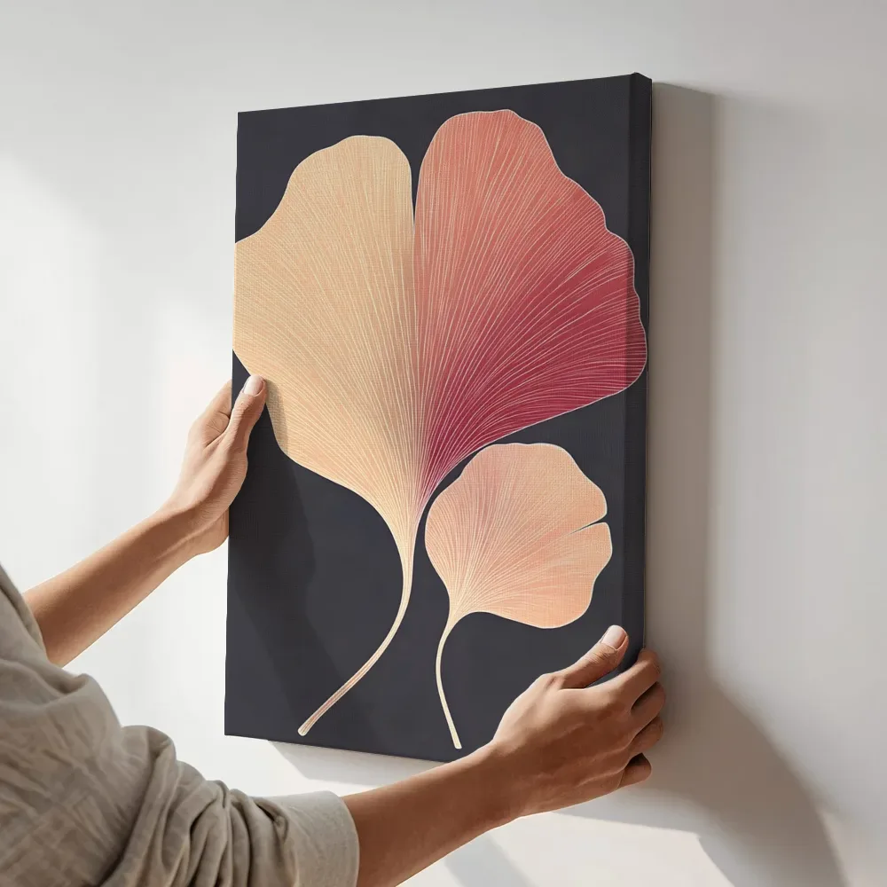 Sfeerimpressie: Ginkgoblad in warme tinten terwijl het aan de muur wordt gehangen