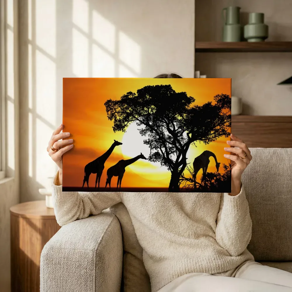 Sfeerimpressie: Giraffe in de wildernis terwijl het omhoog wordt gehouden
