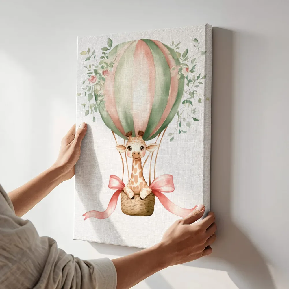 Sfeerimpressie: Giraffe in luchtballon terwijl het aan de muur wordt gehangen