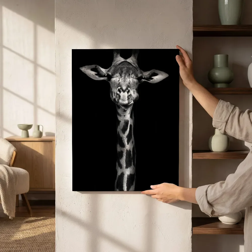 Sfeerimpressie: Giraffe portret in detail naast de kast