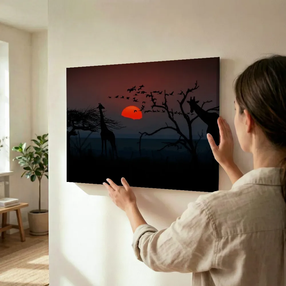 Sfeerimpressie: Giraffen en vogels bij rode zonsondergang terwijl het wordt opgehangen