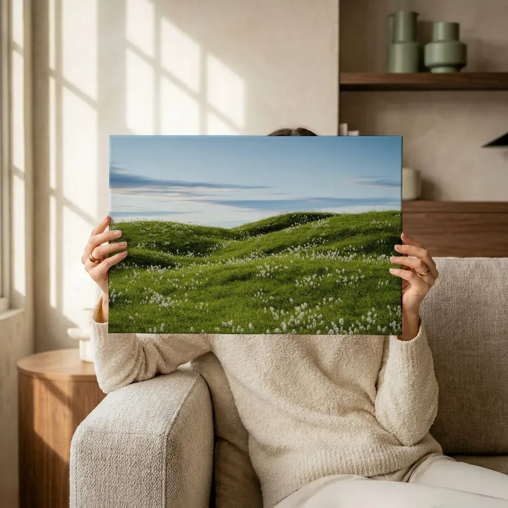 Sfeerimpressie: Glooiende groene heuvels met wollige bloemen terwijl het omhoog wordt gehouden