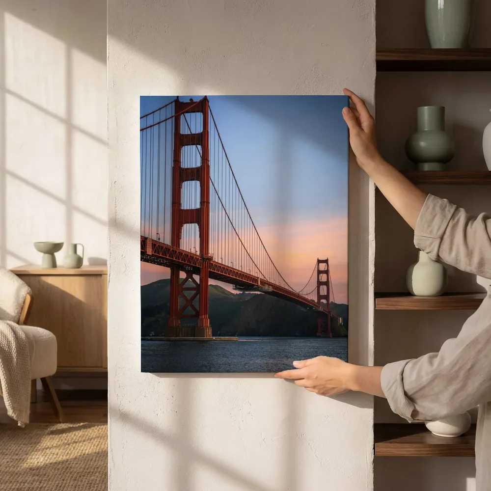 Sfeerimpressie: Golden Gate Bridge in avondlicht naast de kast